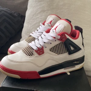 JORDAN RETRO 4 - Använda Jordan Retro 4 i storlek 38.  Är fortfarande i bra skick trots att färgen har spräckts lite på sidan av skon.   Obs! Får många bud med så är du intresserad så får du gärna buda 