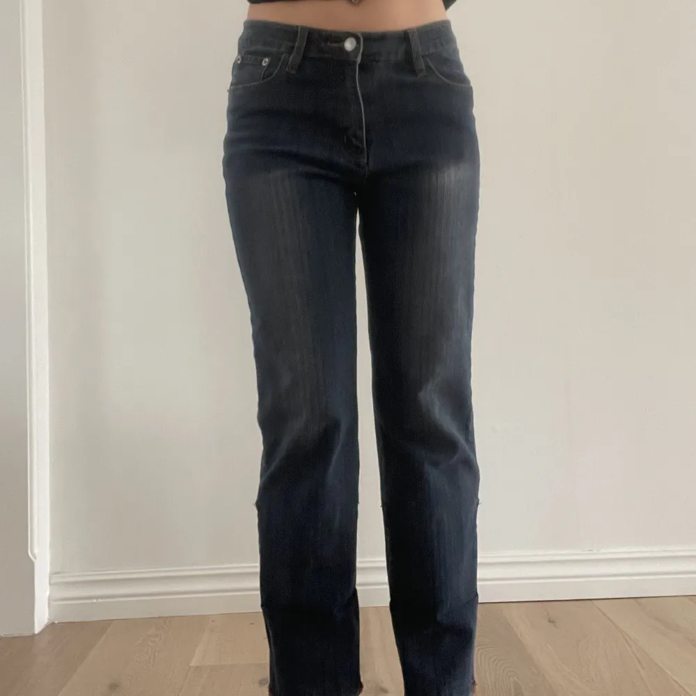 Super snygga lågmidjade jeans med lite bootcut. Jag är 1,65 cm lång, midjemåttet är 76 cm runt hela midjan och innerbenslängden är 77 cm. . Jeans & Byxor.