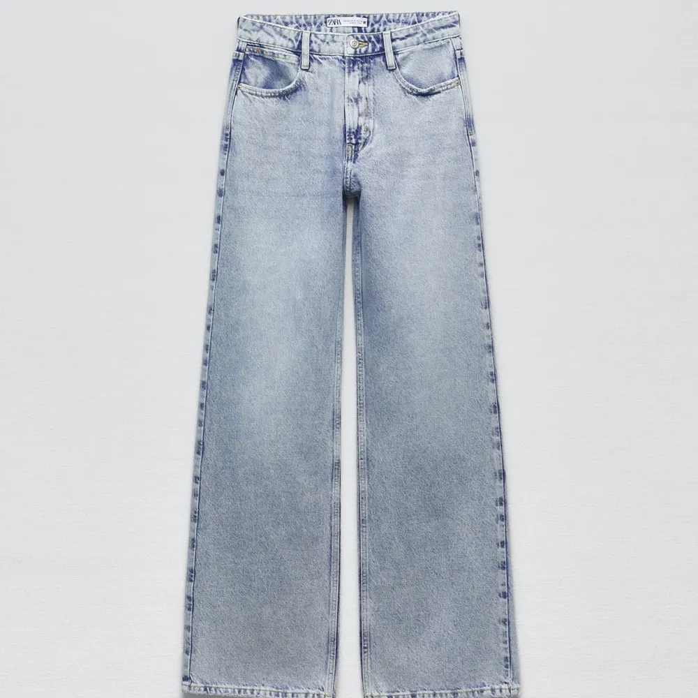 Säljer dessa ljusa jeansen ifrån zara. Perfekta till våren! Storlek S. Fint skick! Frakt tillkommer❤️. Jeans & Byxor.