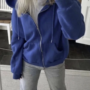 Blå zip hoodie - ⚠️Säljer igen för att köparen innan tryckte på köp nu⚠️ ⚠️Tryck ej på köp nu⚠️ Titta på inlägget innan detta för att få informationen