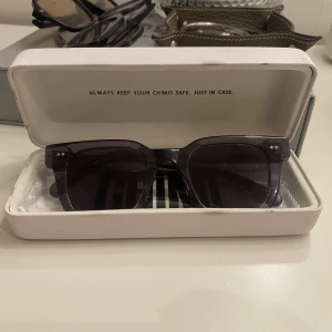 CHIMI solglasögon 04 - Mörk grå glasögon från Chimi i model 04. Sparsamt använda. Originalpris 1250kr. Städar garderoben så kolla gärna in min profil🌈