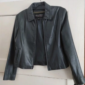 Läderjacka / skinnjacka - Läderjacka / skinnjacka från Wilsons i 100% äkta läder . Storlek Small / S vintage !  Skickar alltid spårbart💞endast via ”Köp nu”