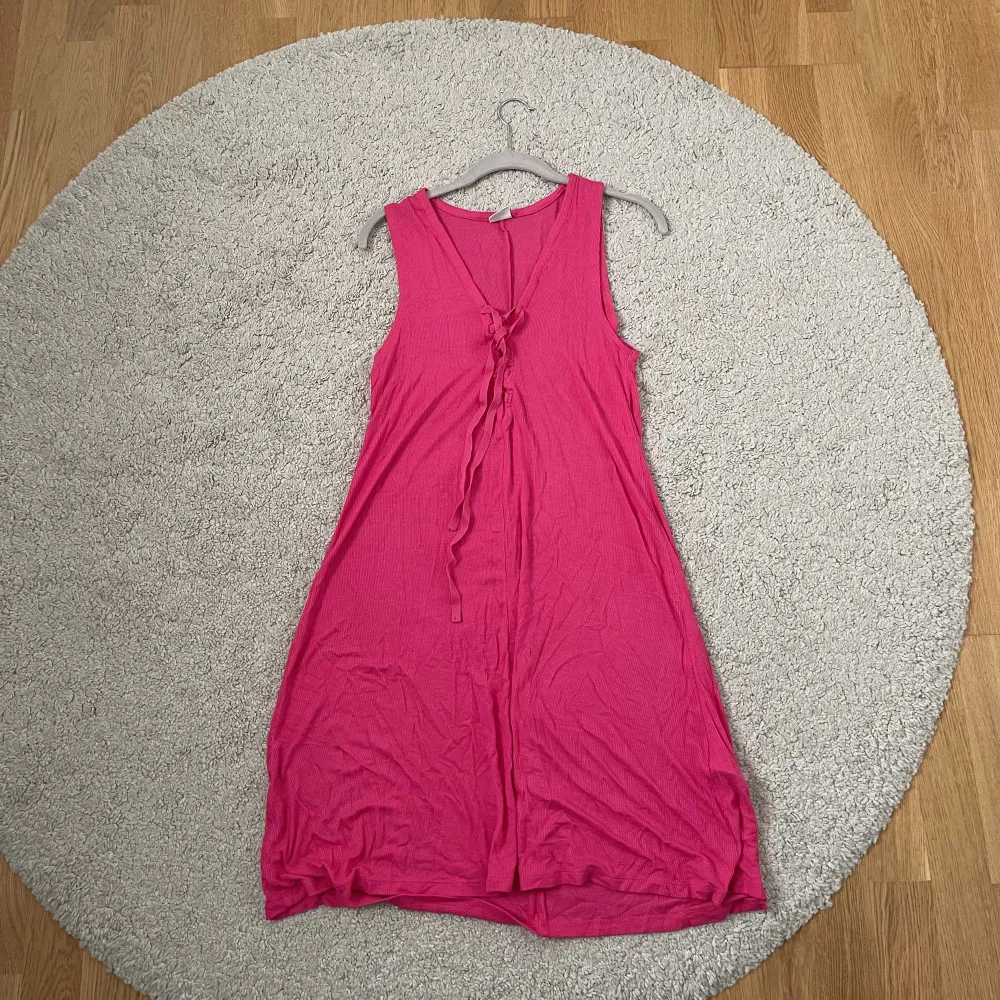 Rosa klänning - Storlek L - Ordinare från Gina Tricot - Köparen betalar för frakt - Inga returer - Betalning via köp direkt . Klänningar.