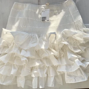 Volangkjol  - Oanvänd vit volangkjol från hm