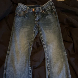 Bootcut jeans - Säljer mina bootcut jeans så dom är för små för mig. Köpta på SHEIN för ca 100kr tror jag. Jag har använt dom en gång så skulle säga att dom är i nyskick. 