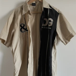 Dolce & Gabbana skjorta - Garanterat inte äkta:)) kommer ej till användning. 