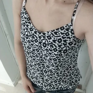 Somrig linne tunn material  - Somrig linne tunn material. Xs använd ett fåtal gånger, nästan som ny.