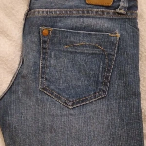 Mellanblå skinny / smala jeans i modellen 'SQIN'. Storlek: 25. Felfria. - Skinny/smala jeans i modellen 'SQIN' med raka ben. Har fickor fram och bak. Hällor för bälte/skärp. Storlek: 25 i midjan. Denimblå/mellanblå. Helt felfria, se bilder för egen bedömning. FRAKT TILLKOMMER.