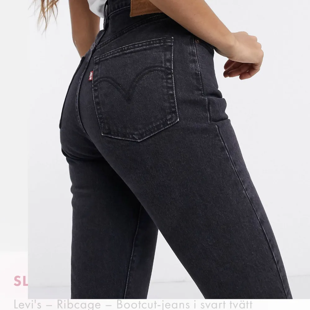 Intressekoll! Sååå snygga jeans från Levis, säljs inte längre. Har använts och tvättats en gång, så i superskick 💓 Nypris 1299 kr.. Jeans & Byxor.