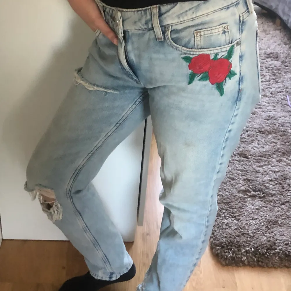 Jeans med dekorativa hål och broderad ros. Storlek: XS (relaxed modell) Märke: Köpt från Cubus. Använd men den är i okej skick. . Farkut & Housut.