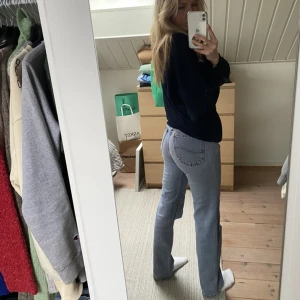 Lee jeans! - Så så fina Lee jeans i rak modell, inga hål eller fläckar, men köpta i secondhandbutik och där var de omsydda en aning😊 jag är ca 170cm och de är bra i längden! Kan skickas eller hämtas i Göteborg, strl står inte i byxorna men ser ut som s