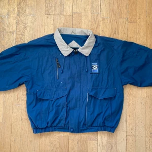 Vintage windbreaker jacka - Snygg vintage jacka! Nedersta knappen har tyvärr gått sönder, se bild 3