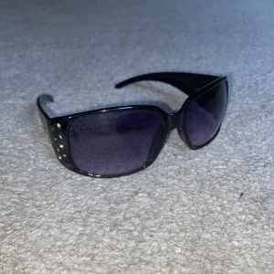 Solglasögon  - Så snygga, praktiska och bekväma solglasögon! Köpta second hand för flera år sedan, bra skick bortsett från att det tappats några kristaller på sidan. Frakt via köp nu är spårbar och kostar 29kr, frakt privat via mig i chatten kostar 15kr ej spårbar✨