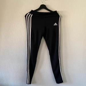 Tights - Inga synliga defekter. Aningen genomskinliga. 