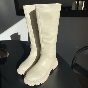Höga vita/beige stövlar  - Från shein, aldrig använda pga för små. Storlek 39 men små i storleken. 