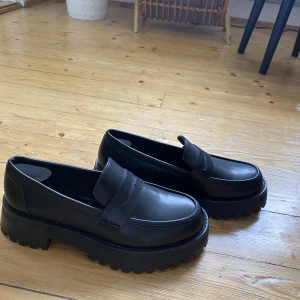 Loafers från stradiavarius - Säljer mina fina loafers eftersom jag aldrig använder dem. De är i strl 38 och är från märket Stradavarius. Använda 2 gånger och köptes för något årsen, så mycket bra skick. Originalpris: 399kr. De är rätt stora i strl så rekommenderas för strl 39