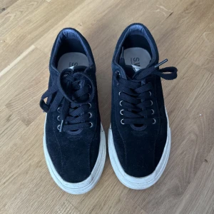Stepney Workers Club Dellow Suede - svarta sneakers i mocka - Säljer mina Stepney Workers Club sneakers i svart mocka. Väldigt sparsamt använda och i fint skick (gummit är lite smutsigt men går att tvätta upp). Inget slitage. Köpta för ca 1300kr. Storlek 39. 