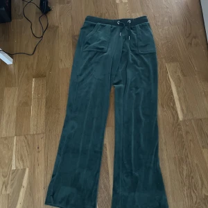 Juicy byxor  - Jag säljer ett par jättefina gröna juicy byxor! Dom är från kidsbrandstore i storlek 11-12 år.  Dom är uppsprättad där nere men det är inget man ser ❤️ 