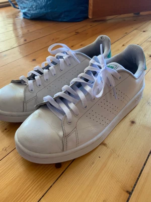 Adidas advantage shoes stl 44 - Adidas advantage shoes stl 44. Använda men i mycket bra skick utvändigt. Lite slitna på insidan. Nypris 799.