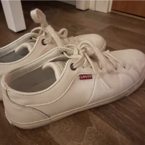 Levis sneakers  - Säljer då jag inte gillar låga skor❤️ Har använt dom 2 gånger inomhus på jobbet🤍Tvättas innan de skickas!❤️köptes för 699kr från Zalando🤍 SPÅRBAR FRAKT 