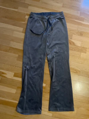 Vida mjukis - Gråa mjukis köpta från Gina Tricot för nått år sen, dom e korta på mig som är 167 och kan då inte ha dom på mig längre 