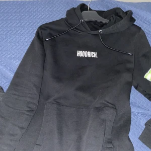 HOODRICH tröjan kostar 350 och med byxorna 750 - Helt ny den passa inte mig tyvärr så trodde vi att den skulle passa så vi slängde prislappen fast den är äkta från jd sports