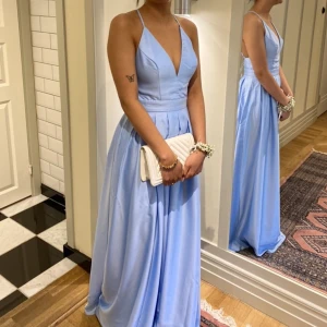 Balklänning  - Säljer nu min superfina balklänning som är i strl 34 och jag är 1,65cm lång💙Använd en gång och är i superbra skick! Köpt för 1200:- säljer för 700:- pris kan diskutera vid snabb affär! 