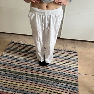 Linnebyxor - Säljer nu mina fina linnebyxor. De har blivit för små för mig och endast använda 3 gånger. Nypris 250kr. Säljer för 110kr:) Hör av er om ni har några frågor💗