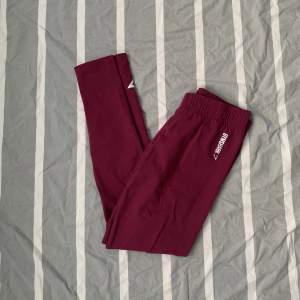 Har inga egna bilder med dom på. Vinröda Gymshark leggings i storlek S. Använd ”KÖP NU” funktionen för att köpa de direkt😍🤍