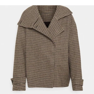 Arket jacka💓 - Super snygg och bra jacka till våren!Osäker om det är storlek 36 elr 34 men är iallafall oversized!💓 Köpt för ish 1800 och säljer för 1400. Inga defekter💖(lånad bild)