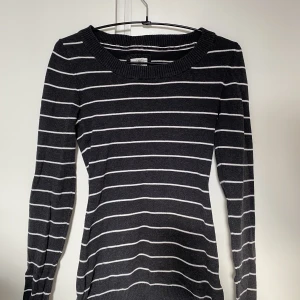 Långärmad tröja - Lång ganska tajt tröja i storlek xs men skulle säga mer som S. Kan även passa mindre medium. 