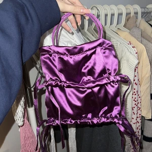 Zara väska  - Superfin satinväska från zara med gulliga detaljer!🤍 kedja medföljer 💜 inga defekter elr slitningar. Använd gärna köp nu ❣️