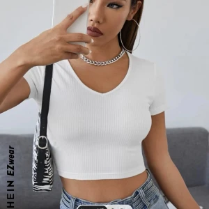 Vit Topp - En vit croppad topp i storlek S. Använd några fåtal gånger och är överlag i gott skick. Köpt för 60kr och säljes för 15kr.