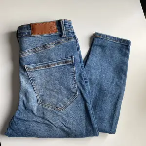 Skinny jeans från Vero Moda som är superstretchiga och sköna. Sitter snyggt baktill och thight i midjan. Högmidjade. Knappt använda.