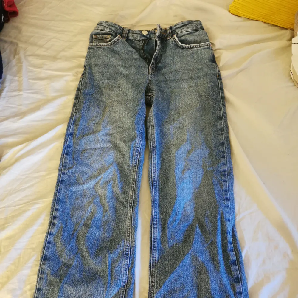 Blåa jeans från gina tricot Säljs pga att jag växt ur dom och typ inte använda. Jeans & Byxor.