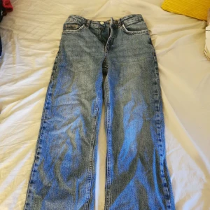 Högmidjade byxor - Blåa jeans från gina tricot Säljs pga att jag växt ur dom och typ inte använda