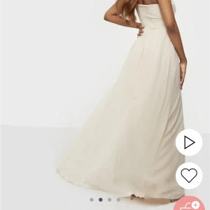 Balklänning  - Beige, superskön balklänning. Storlek 38, sitter bra och normal i storlek. 