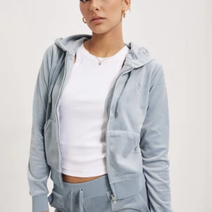 Ljusblå Juicy Couture kofta  - Svåråtkomlig KC kofta i strl S i jättefint skick, i princip oanvänd då den enbart är testad, tvättad och sedan legat i garderoben! Inga fel etc,