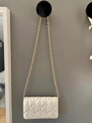 Vit väska  - Använd fåtal gånger 