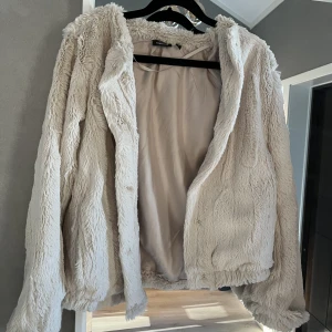 Pälsjacka - Använd fåtal gånger, nyskick 🌸