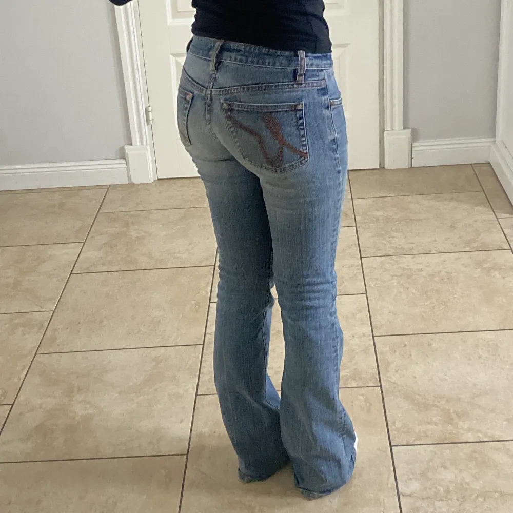 Lägger upp igen pga oseriös köpare.  Säljer ett par as coola low waist bootcut jeans som börjar bli lite små för mig. Jag är 165 som referens och de passar mig väldigt bra i längden💕 Skriv vid funderingar eller frågor❣️. Jeans & Byxor.