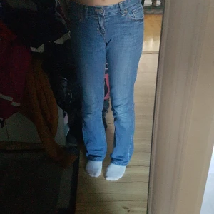 bootcut blå jeans - hej säljer mina lågmidjade blå utsvängda jeans och de är i gott skick, jag som är 148 så sitter de perfekt de är pyttelite långa på mig så de borde funka på ngn som e lite längre, de är ifrån old nany köpt för 400 men säljer för 100 kr