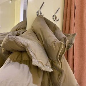 Varm kappa  - Stilren och superfräsch puffkappa från Gina Tricot! 