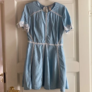 Söt klänning - En medellång klänning med spets från H&M Divided. Väldigt mjukt jeansliknande tyg med en dragkedja på vänster sida💙 Storlek 38. Använt 1 gång, inga defekter. 60 kr. 