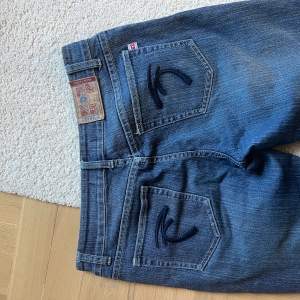 Säljer dessa skitsnygga Bootcut jeans som tyvär inte passar mig. Jättefina detaljer på fickorna!! Midjemått: 97cm Innerbenslängd: 76cm