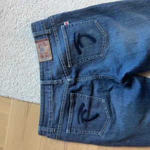 Diesel jeans - Säljer dessa skitsnygga Bootcut jeans som tyvär inte passar mig. Jättefina detaljer på fickorna!! Midjemått: 97cm Innerbenslängd: 76cm