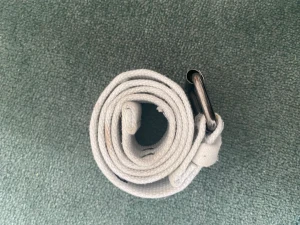 skärp - skit snyggt vit skärp i bra skick! köparen står för frakten!