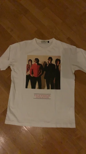 Undercover Television T-Shirt - Size 2, Inte äkta