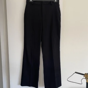 Kostymbyxa - Fin svart kostymbyxa från Lindex som tyvärr har blivit för stor🧡