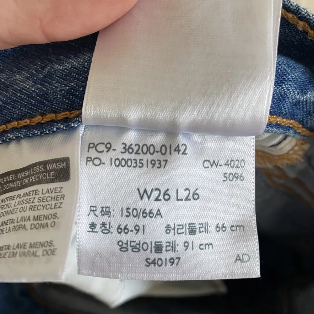 Snygga levis 501 crop jeans med tapered fit. Endast använda ett fåtal gånger och nu har dom tyvärr blivit för stora🧡. Jeans & Byxor.